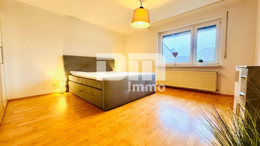 Gepflegtes Ein- bis Zweifamilienhaus + Garage, Terrasse und Balkon auf großem Grundstück - OG Schlafzimmer